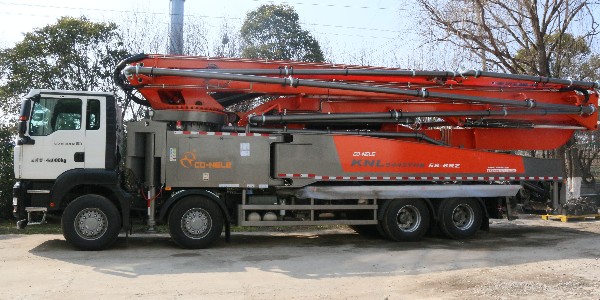 泵車(chē)發(fā)動(dòng)機首次使用后及時(shí)更換機油