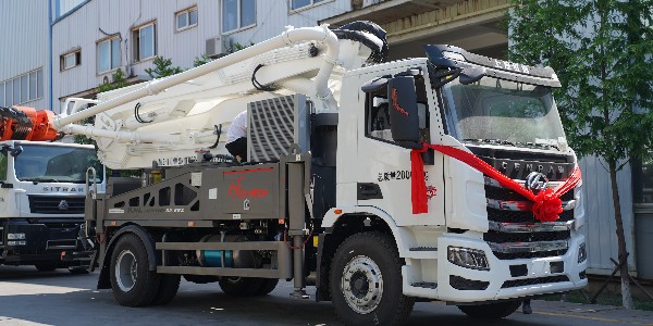 泵車(chē)準備泵送時(shí)，罐車(chē)第一次裝料時(shí)，應多加二袋水泥