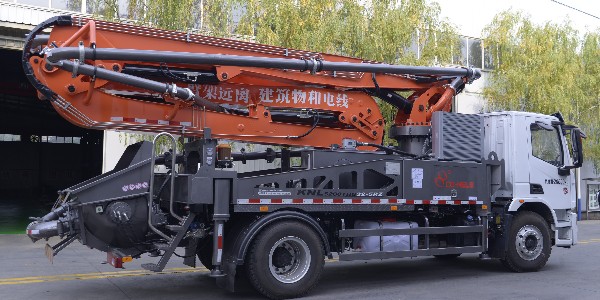 泵車(chē)用于混凝土的輸送，除此以外的用途都是危險的