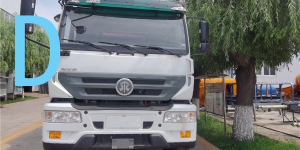 雨天路滑，泵車(chē)小心施工