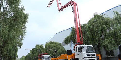 科尼樂(lè )淺析小型混凝土泵車(chē)工作中傾倒側翻如何預防？