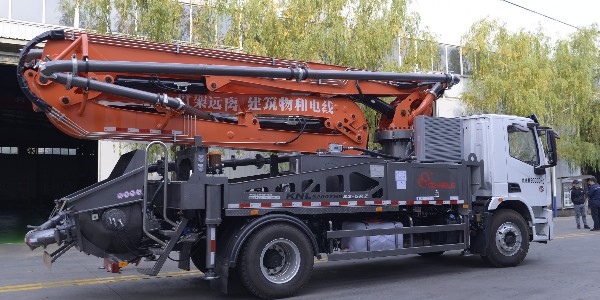當你考慮32米小泵車(chē)時(shí)，有哪些點(diǎn)是在選擇時(shí)要注意的呢？
