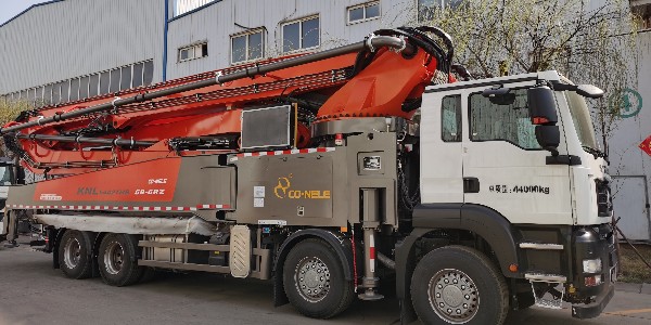 科尼樂(lè )58米泵車(chē)針對大型施工而設計，適合多種工地工況