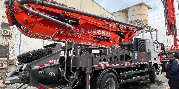 泵車(chē)泵送作業(yè)時(shí)發(fā)動(dòng)機掉速?lài)乐毓收显趺崔k